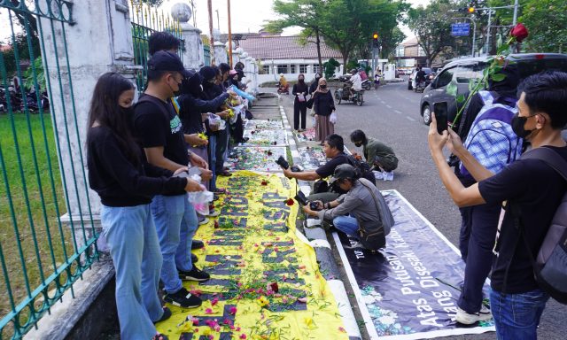 ISSPA menggelar aksi tabur bunga di depan PN Palembang menuntut keadilan ekologis